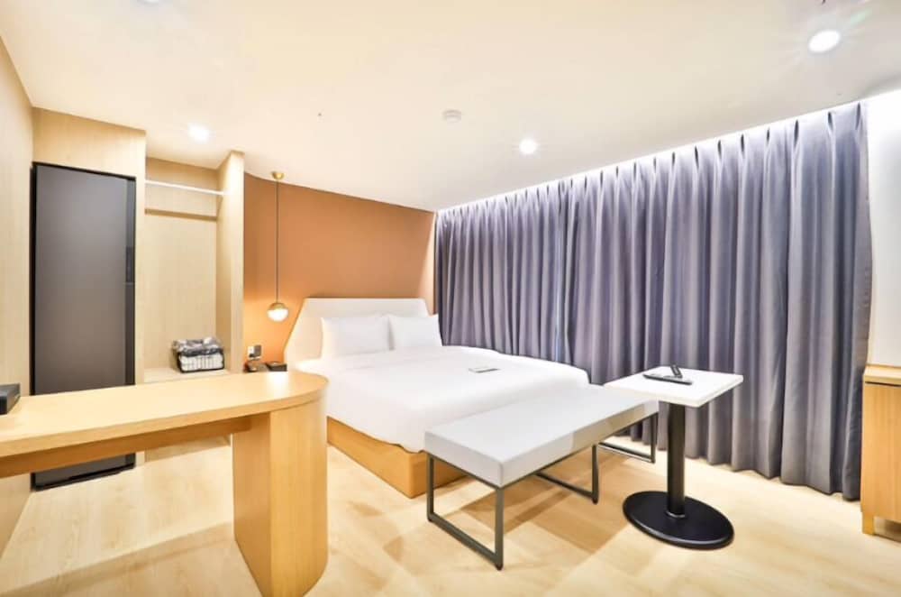 大窗豪华套房(浴缸,空气衣橱,65寸智能电视,空气净化器,Netflix)