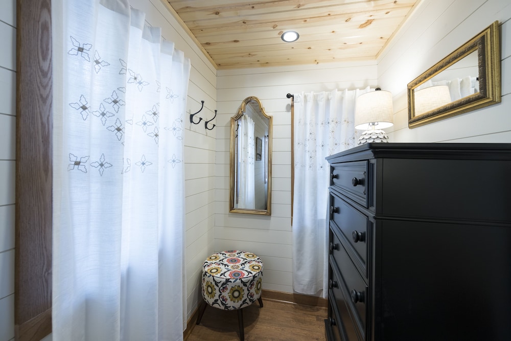 Room, Private Bathroom (Finch Cottage -Breakfast Not Included) photo 2
