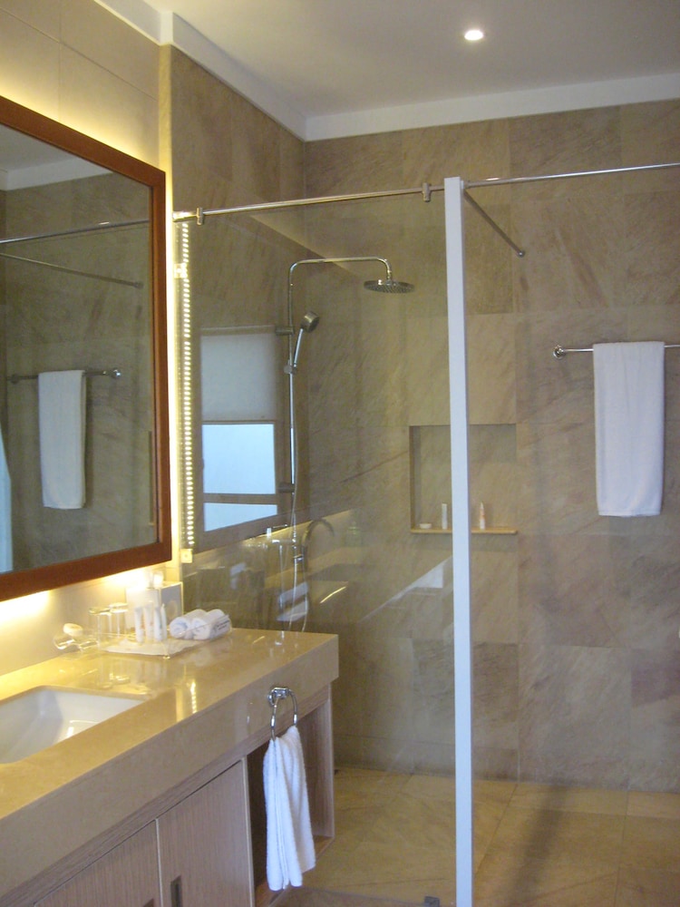 Ocean Room with 1 King Bed photo 2