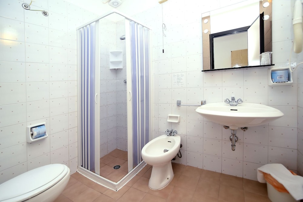 Standard Double Room, 1 Bedroom, Ensuite photo 3