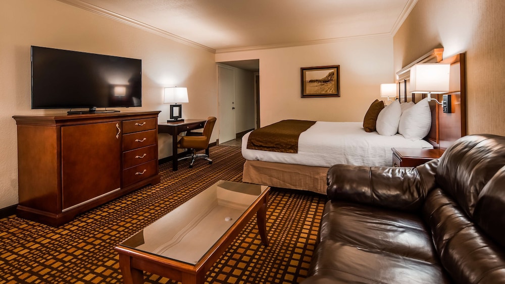Standard Room, 1 King Bed, Patio, Poolside