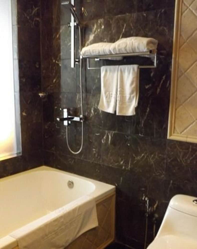 Family 2 Bedroom Suite, 2 King Beds photo 2