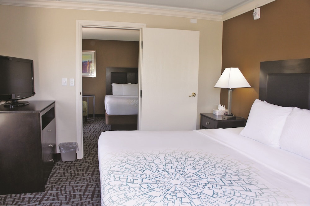 Deluxe Suite, Multiple Beds, Accessible, Non Smoking (Mobility Accessible) - Photo 4