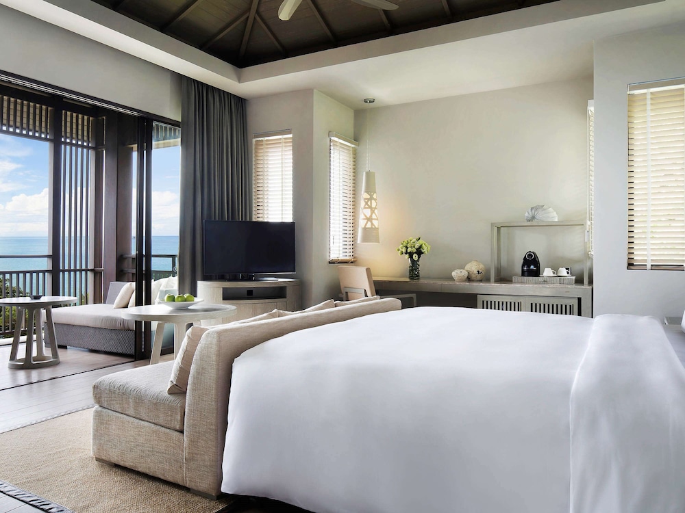 Grand Room, 1 King Bed (Ocean) photo 3