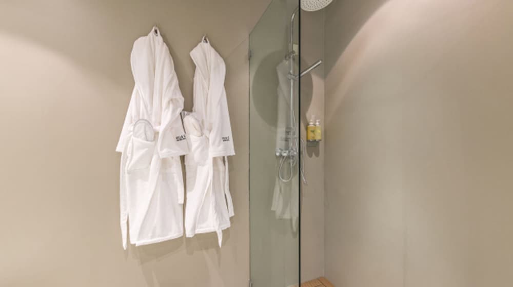 Suite - Photo 11