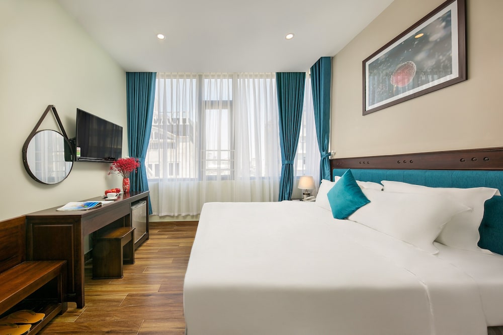 Executive Double Room, 1 King Bed, Bathtub, City View - Photo 4