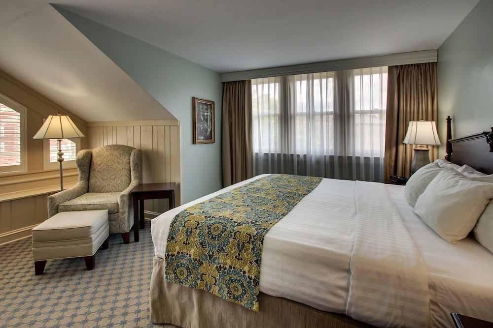 Standard Room, 1 King Bed photo 3