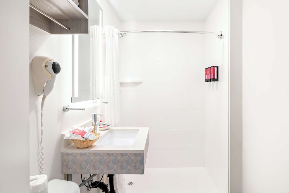 Suite, 1 King Bed, Jetted Tub, Courtyard Area thumbnail 6