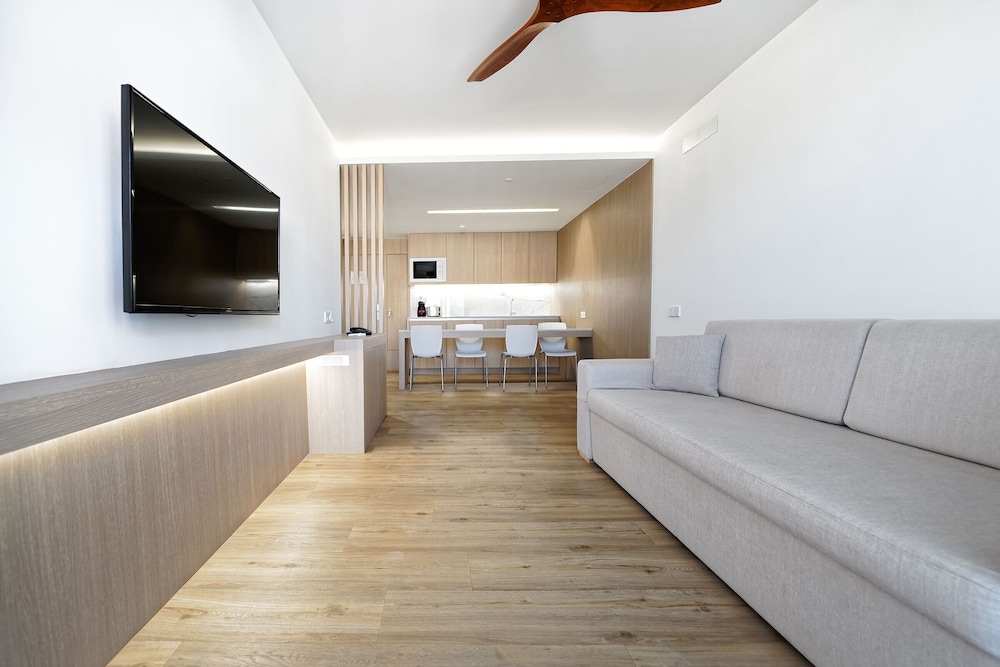 Family Room, 2 Bedrooms (5 Adults + 1 Child)