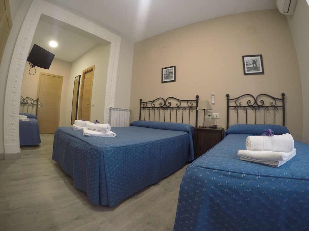 Triple Room, Private Bathroom - Photo 10