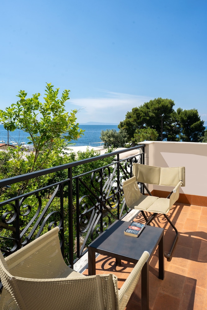 Standard Double Room, 1 Double or 2 Twin Beds, Balcony, Partial Sea View - Photo 1