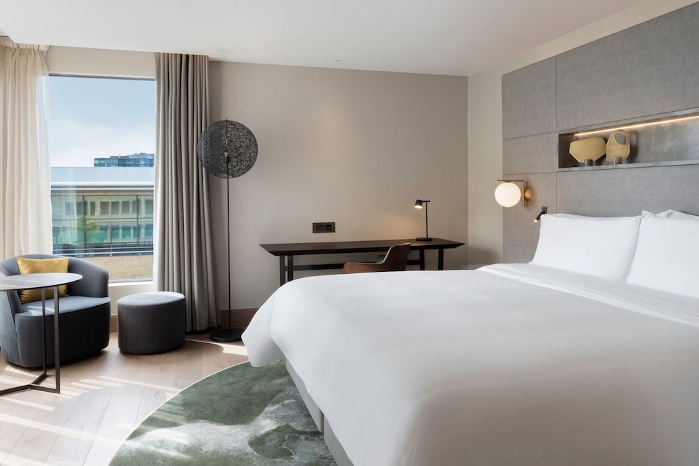 Luxury Room, 1 King Bed thumbnail 5