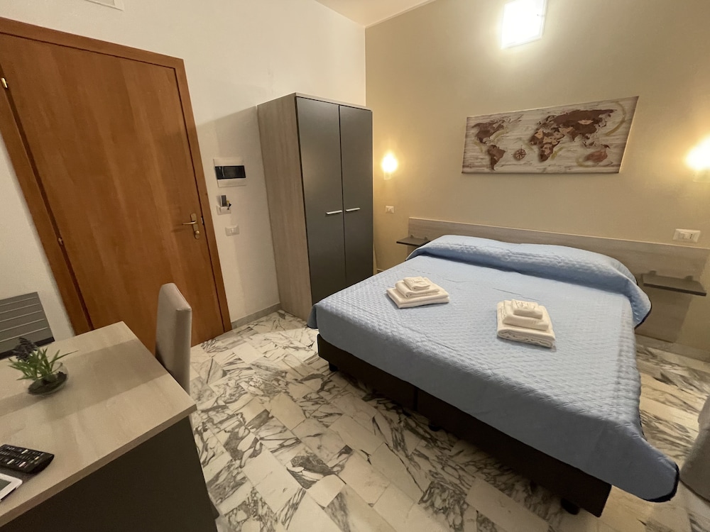 Basic Room, 1 Queen Bed, Ensuite, City View photo 3