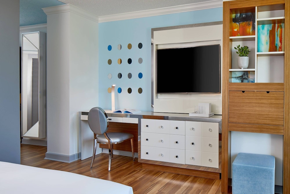 Club Room, 1 King Bed - Photo 4