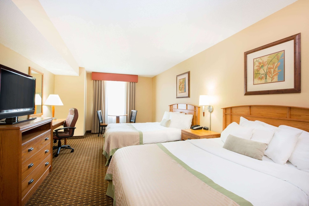 Suite, 2 Queen Beds, Non Smoking, Pool View photo 1