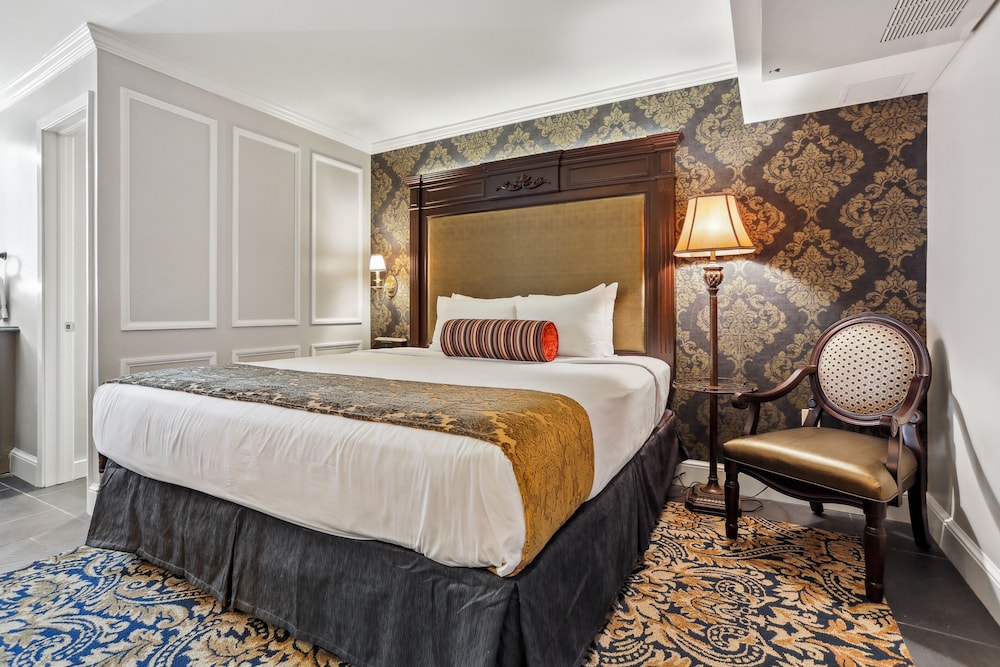 Deluxe Room, 1 King Bed - Photo 3