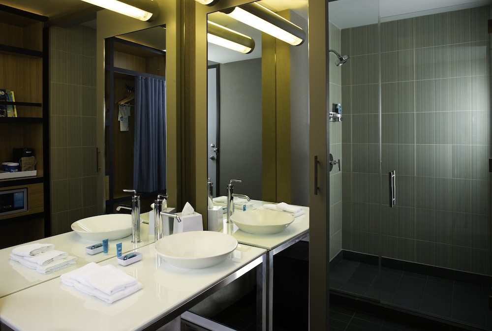 Room, 1 King Bed (Mobility Accessible, Roll-in Shower) photo 2
