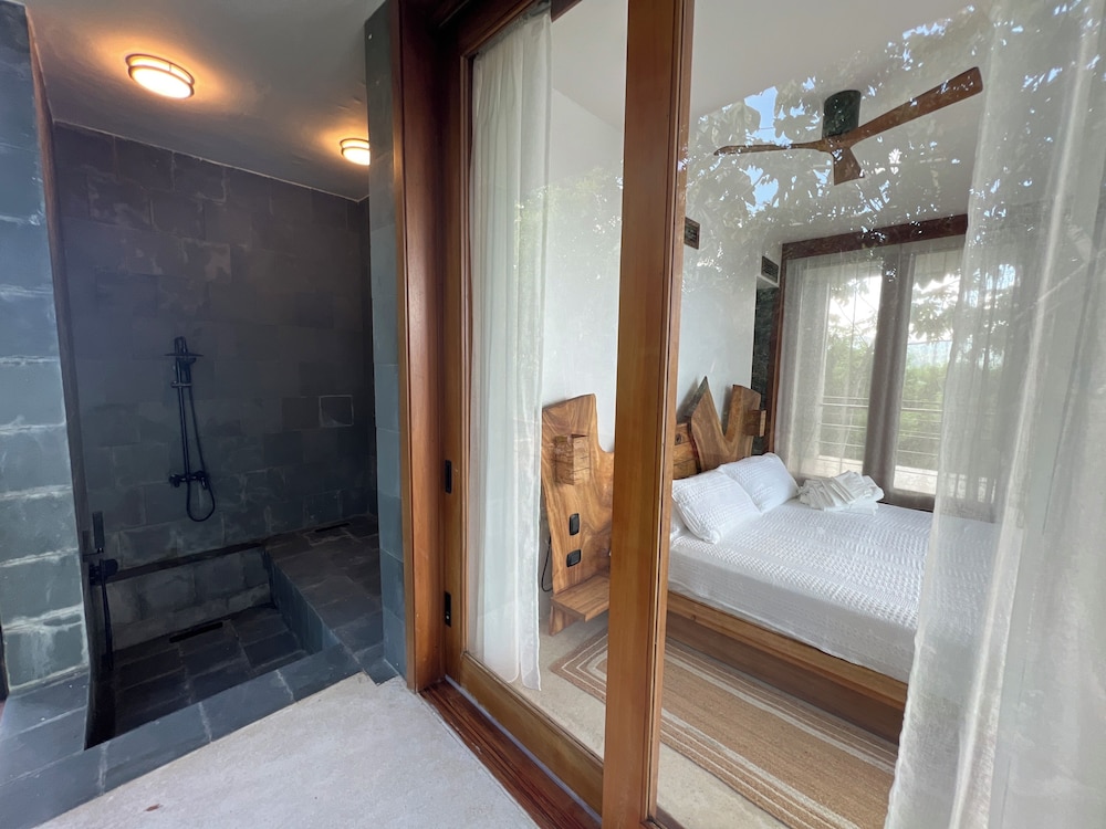 (Assuming "Casa Bagua" is a hotel name, translating the general term)
Hotel Casa Bagua