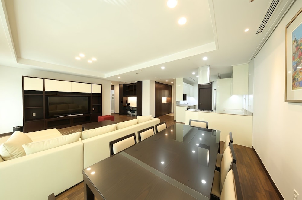 Penthouse (22nd floor city view) with 3 Bedrooms, 2 Bathrooms:Extra person (over 6yo) charge upon CI