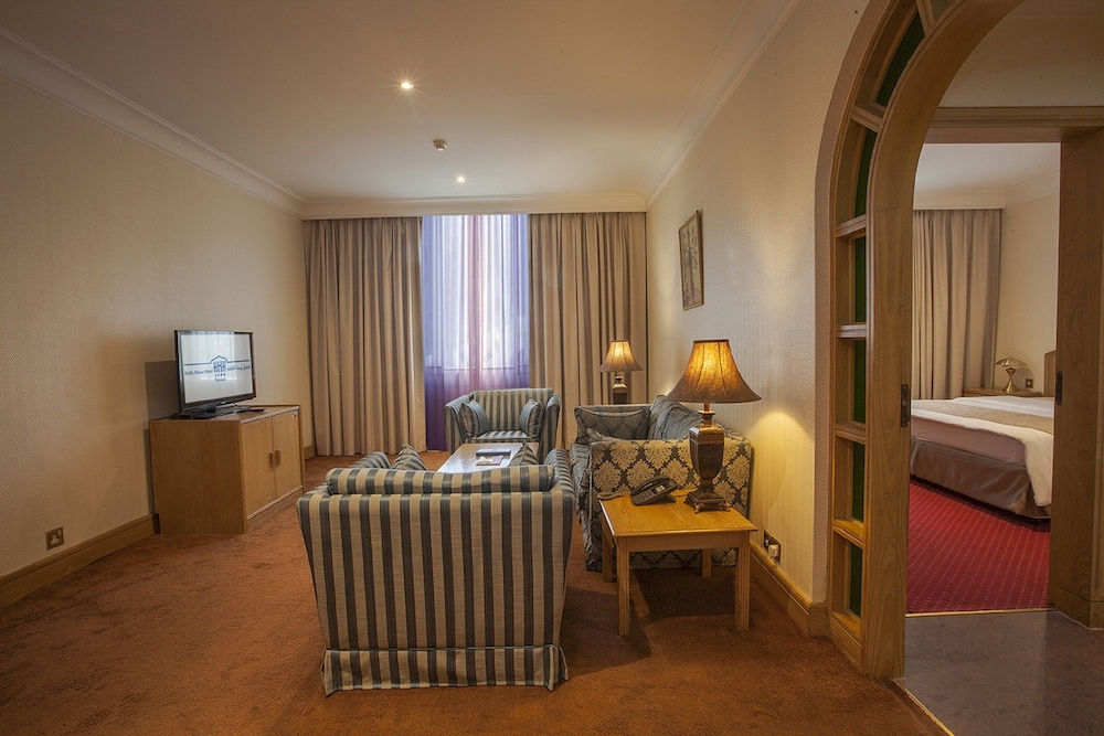 Executive Suite, Kitchen - Photo 3