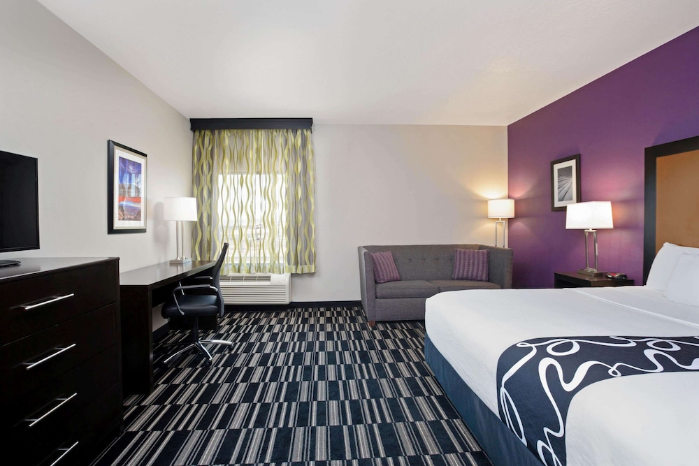 Deluxe Room, 1 King Bed, Non Smoking, City View photo 1