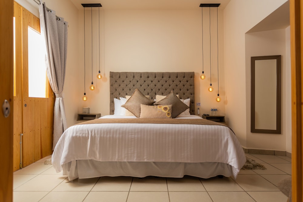 Deluxe Room, 1 King Bed, Non Smoking photo 1