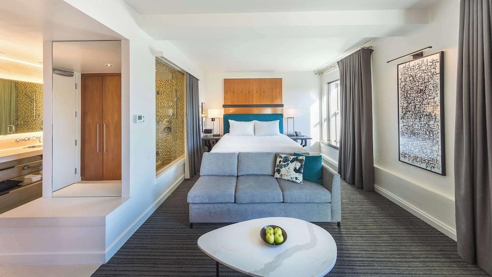 Deluxe Room, 1 King Bed with Sofa bed photo 3