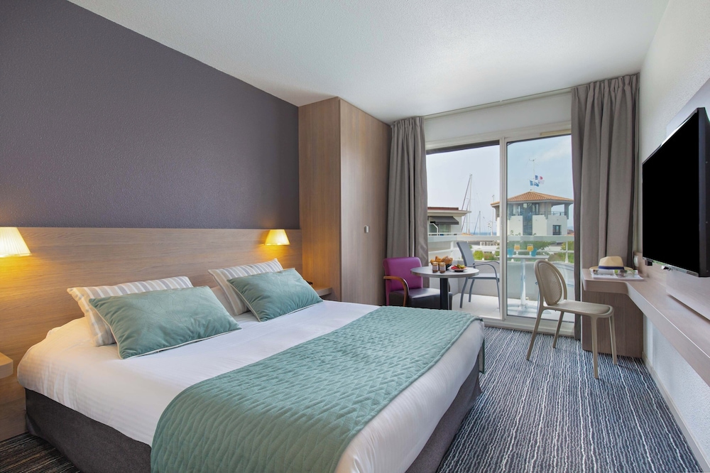 Superior Room, 1 Queen Bed, Sea View, Poolside - Photo 3