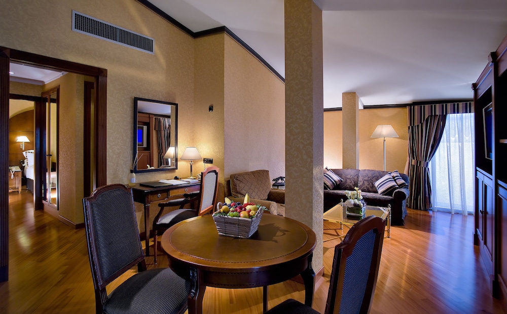 The Level Ambassador Suite and Lounge Access - Photo 3