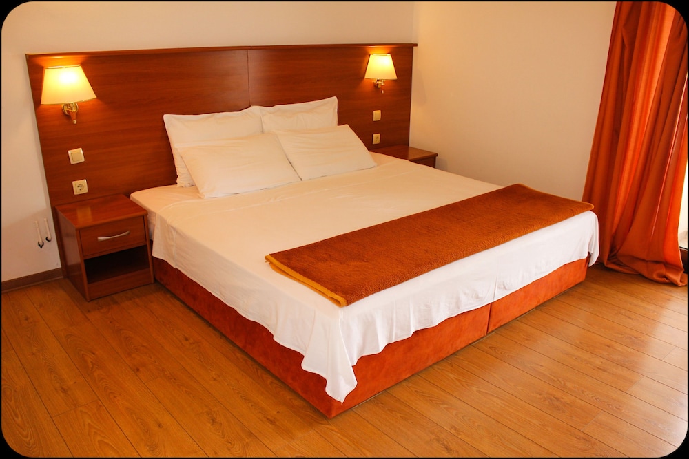 Double Room - Photo 12