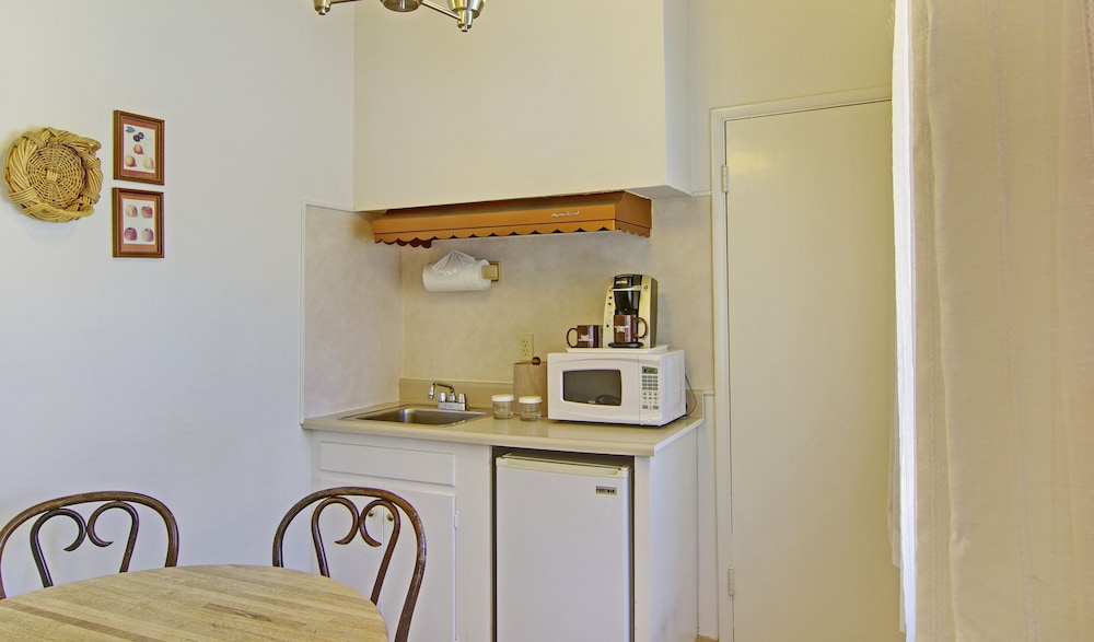 Deluxe Suite, 1 Queen Bed, Kitchenette (Non Pet-Friendly) photo 3