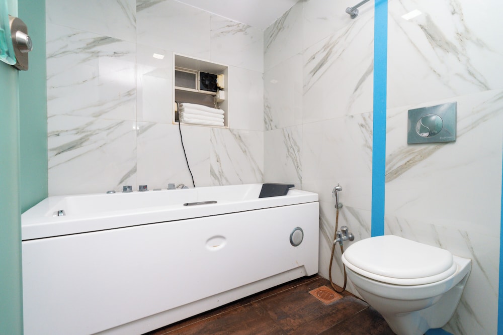 Family Room with Bathtub photo 3