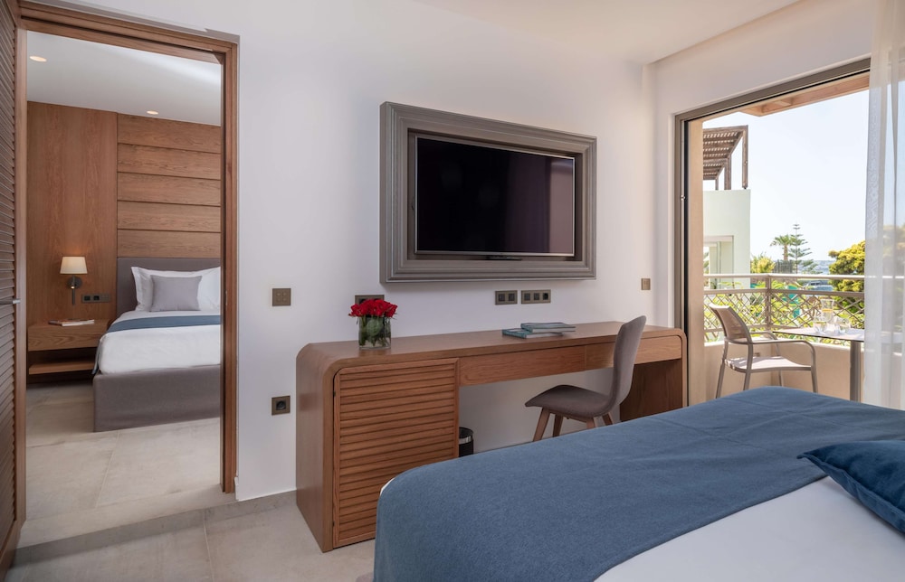 Premier Suite, 2 Bedrooms, 2 Bathrooms, Partial Sea View