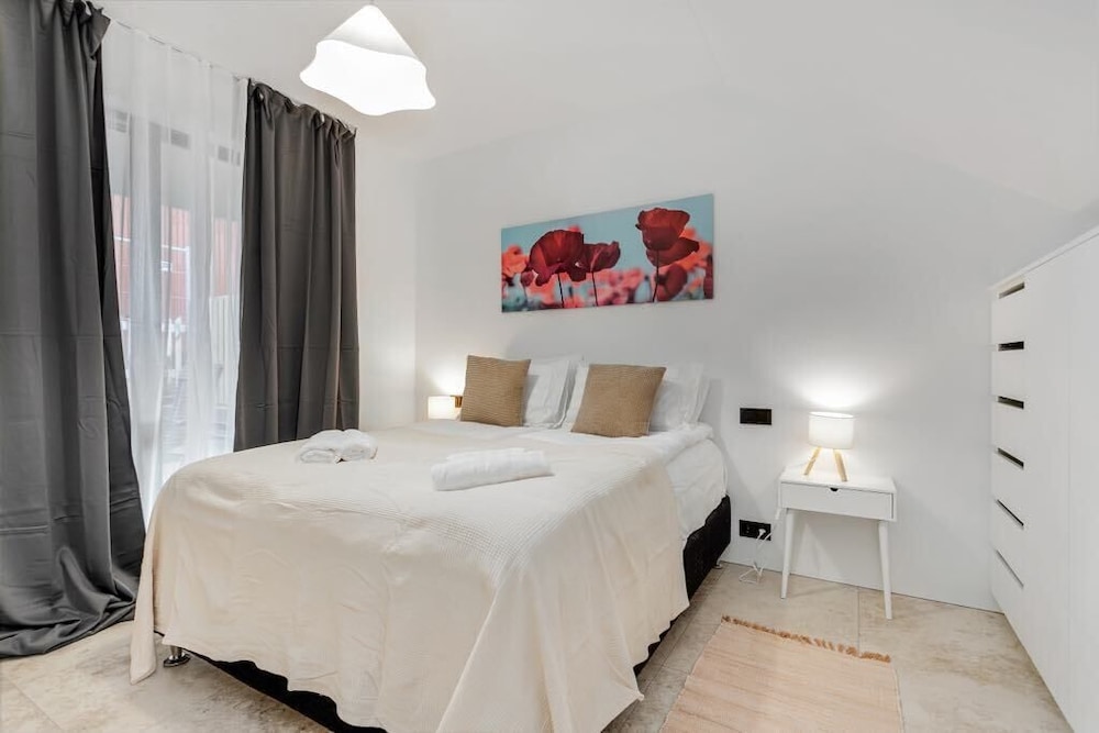 Luxury Apartment, Balcony, City View