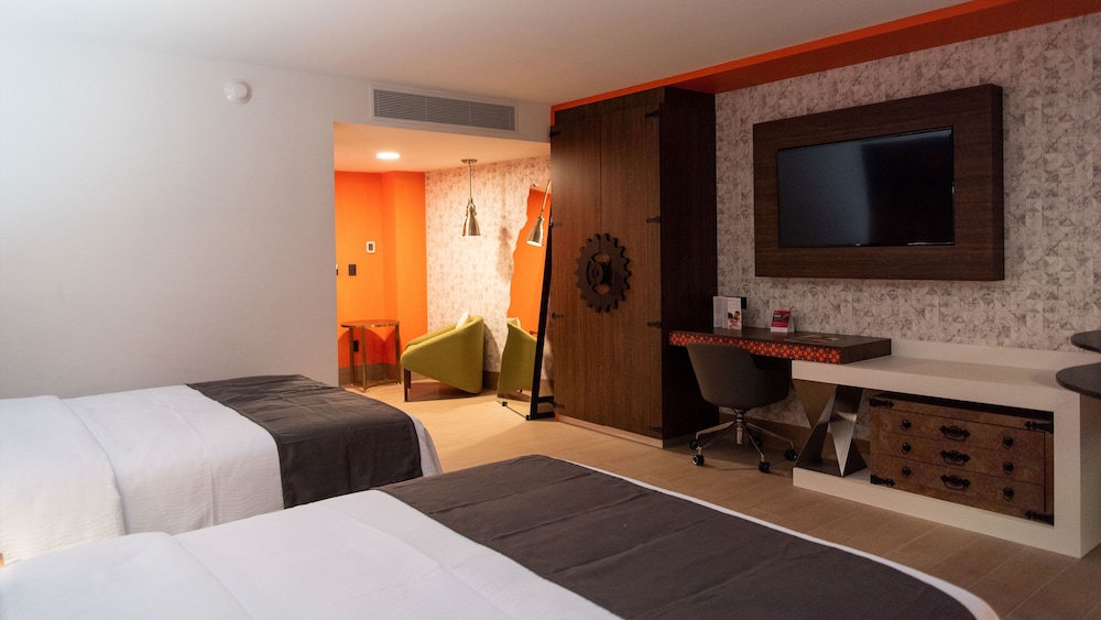 Standard Room, 2 Queen Beds - Photo 8