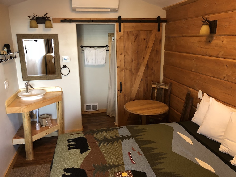 Motel, Eagle Peak (105) - Queen, Private Bath, Shower, TV, MW, F, No Roll-away photo 1