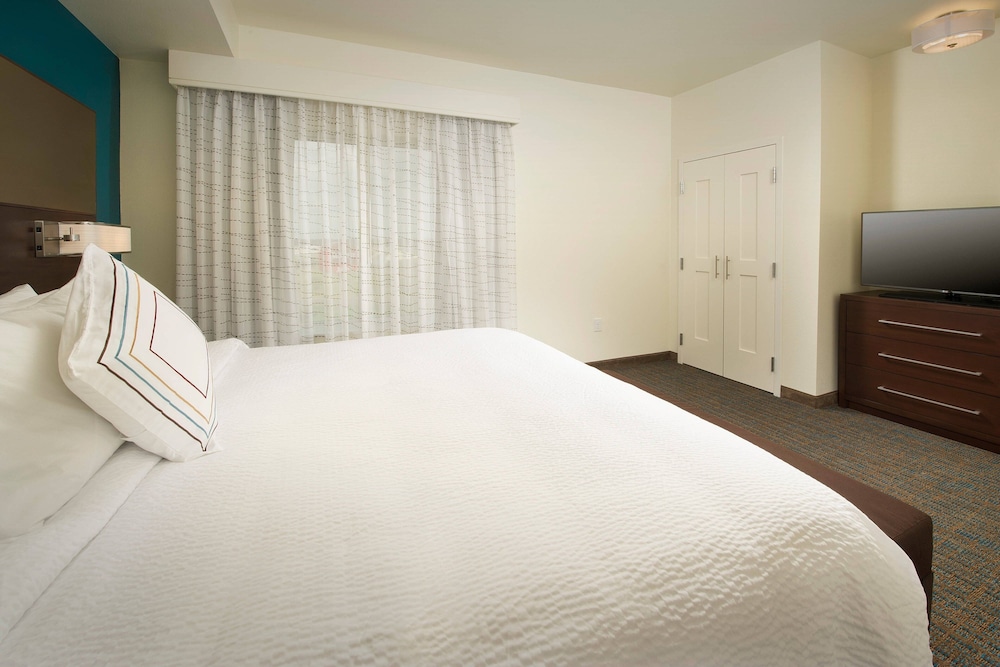 Suite, 1 Bedroom (Mobility/Hearing Access, Roll-In Shwr)