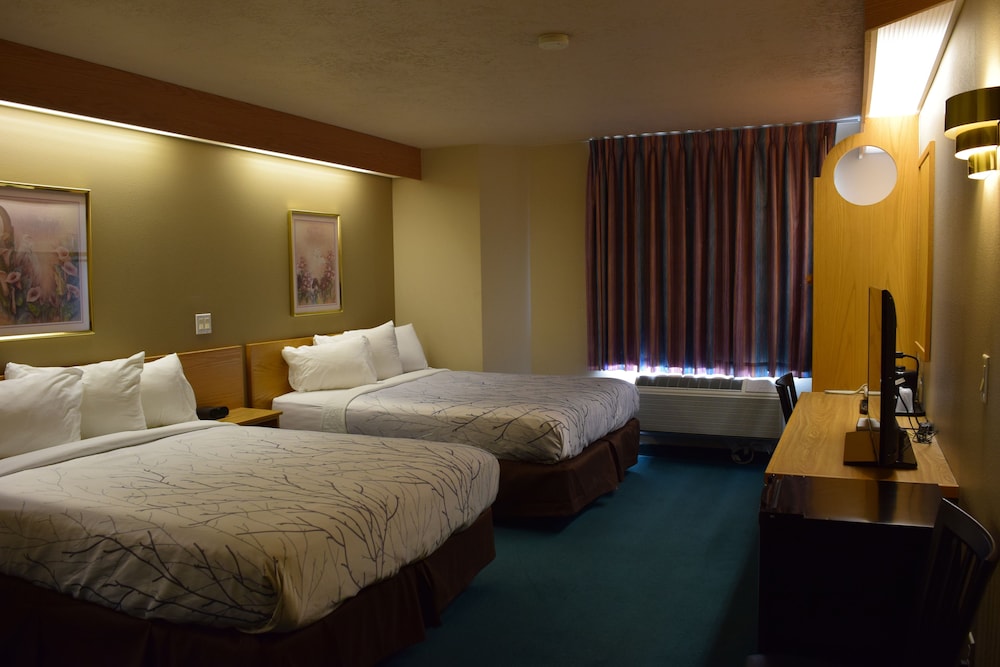 Deluxe Room, 2 Queen Beds, Refrigerator photo 1