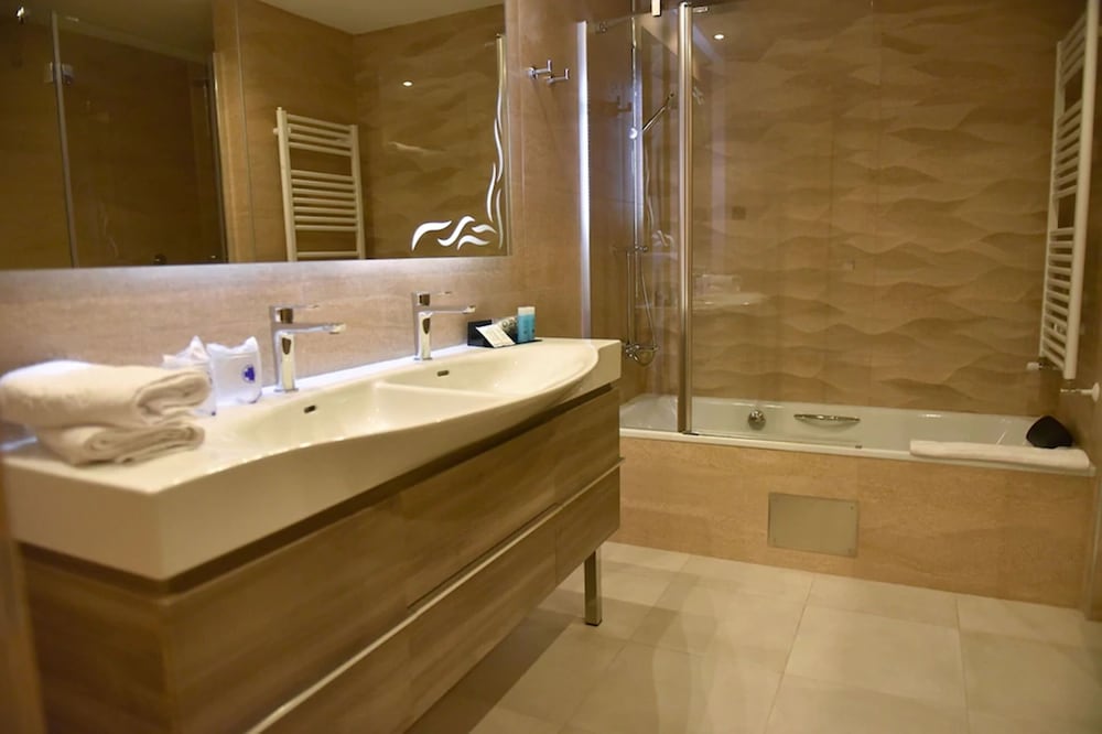 Double or Twin Room - Photo 7