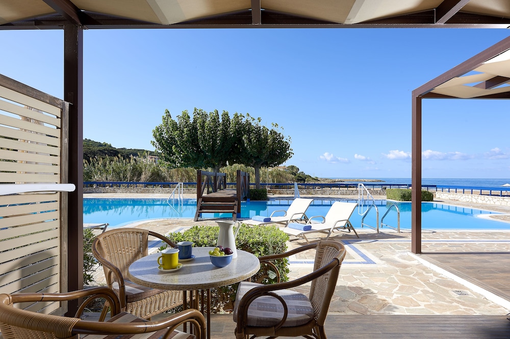Bungalow (Sea Front Swim Up) - Photo 5
