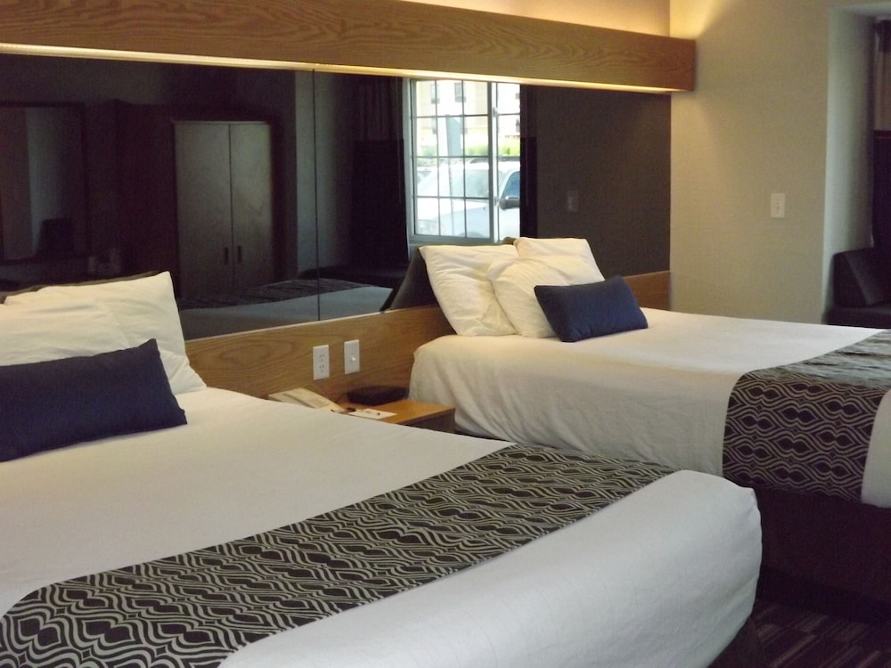 Standard Room, 2 Queen Beds - Photo 2