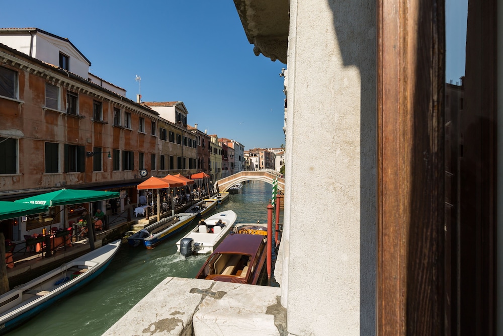 Exclusive Suite, Canal View