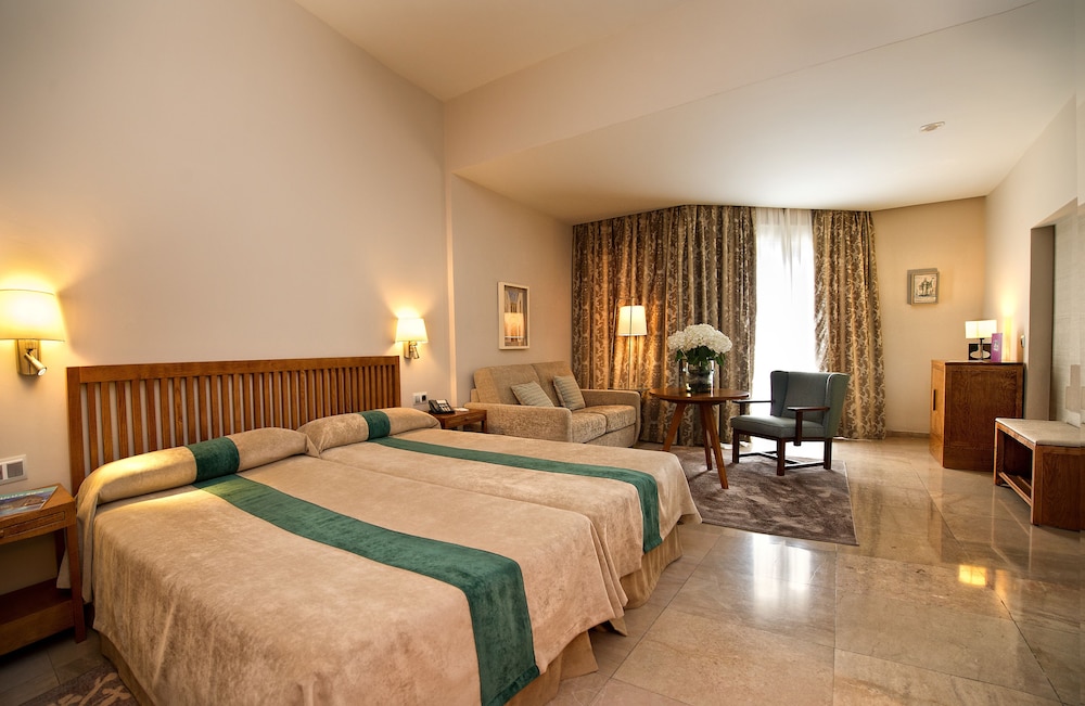 Standard Twin Room (2 adults + 1 child)