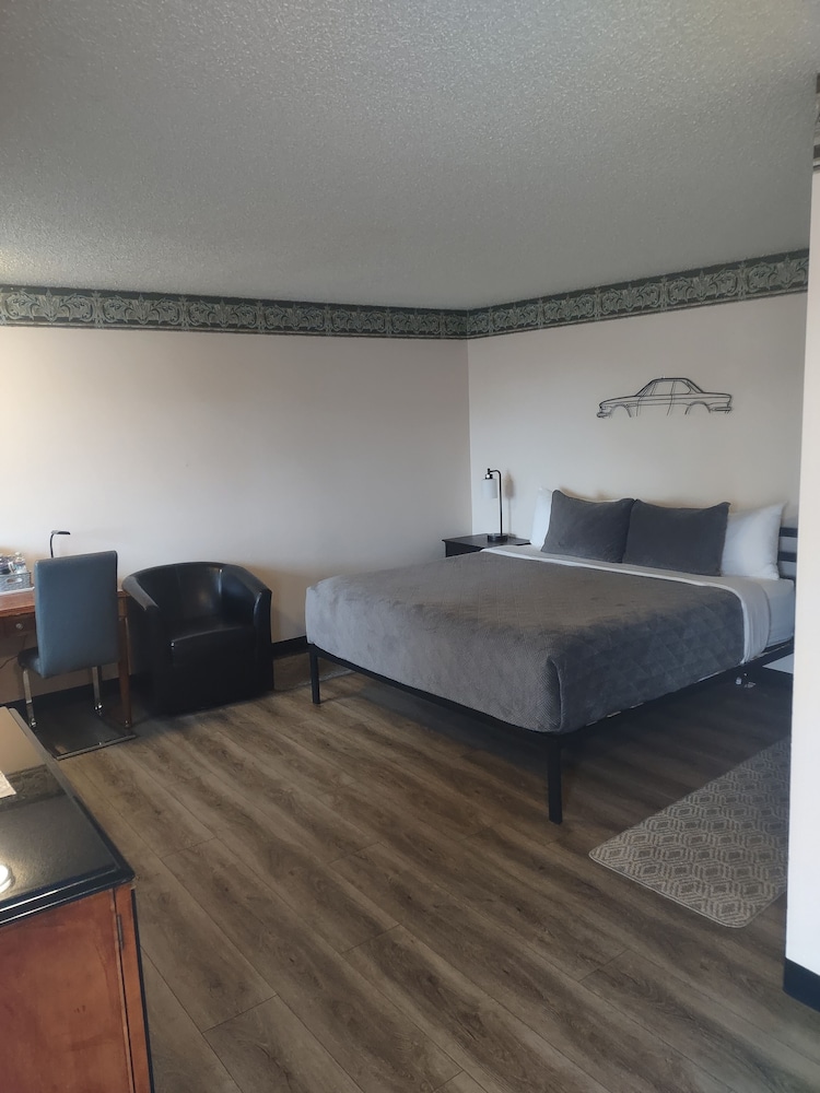 Standard King ADA Accessible w/ Shower, Non Smoking - Photo 1