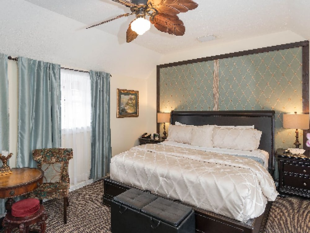 Double Room, 1 King Bed, Refrigerator