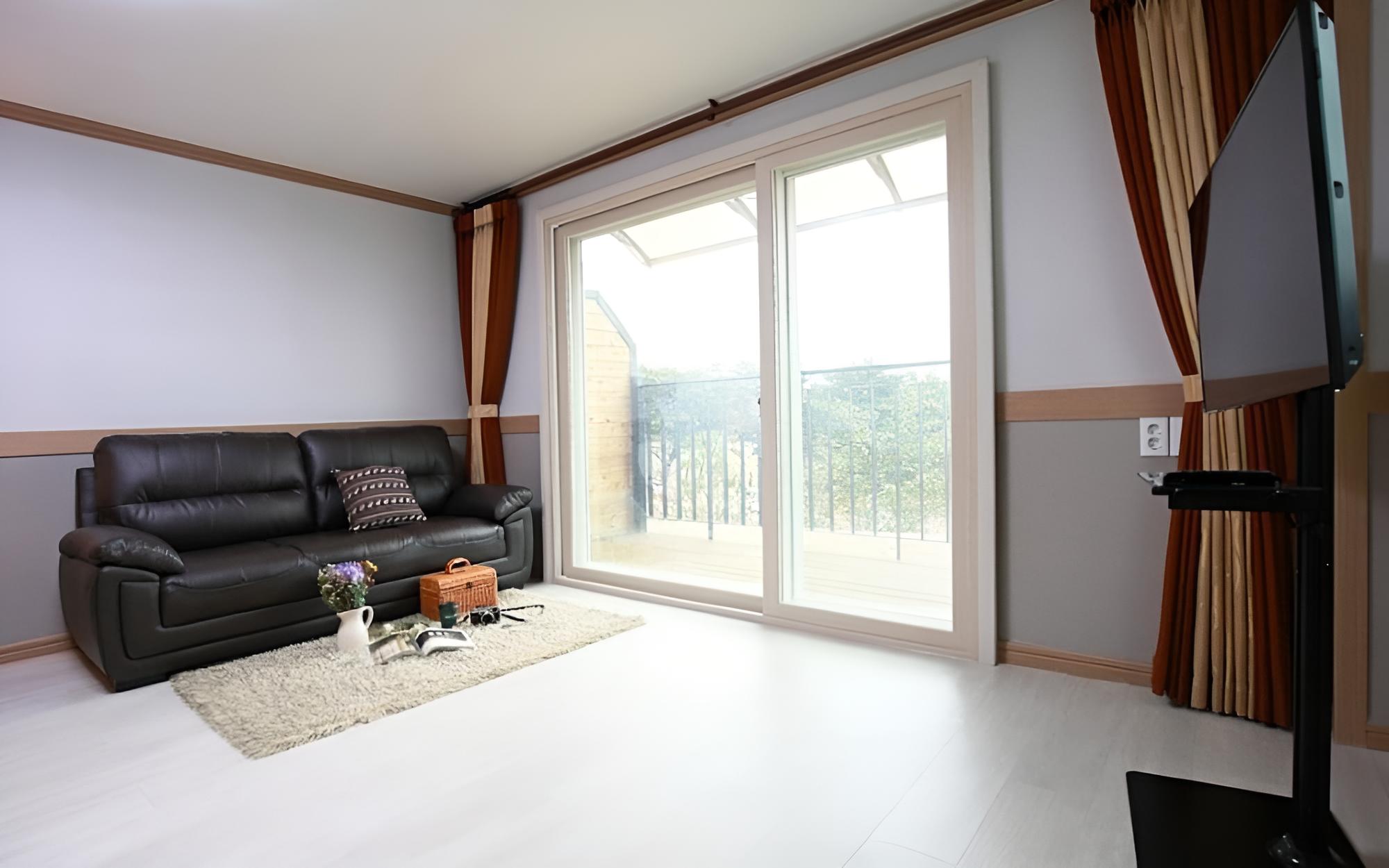 Room (L AKE Street (multiple floors)) photo 2