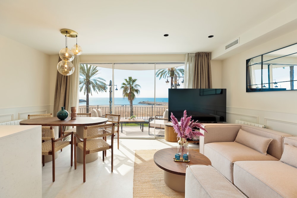 Luxury Apartment, 4 Bedrooms, Sea View, Beachfront (Paseo de la Ribera 44)
