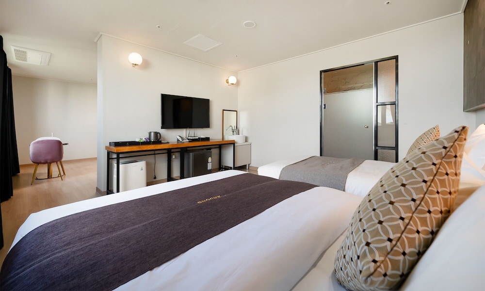Suite - Photo 1
