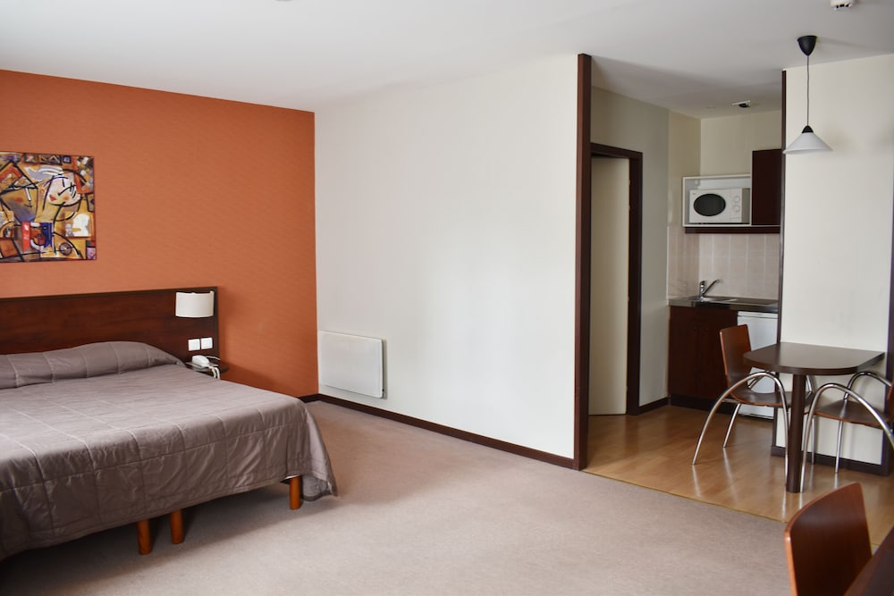 Comfort Room - Queen Bed photo 3