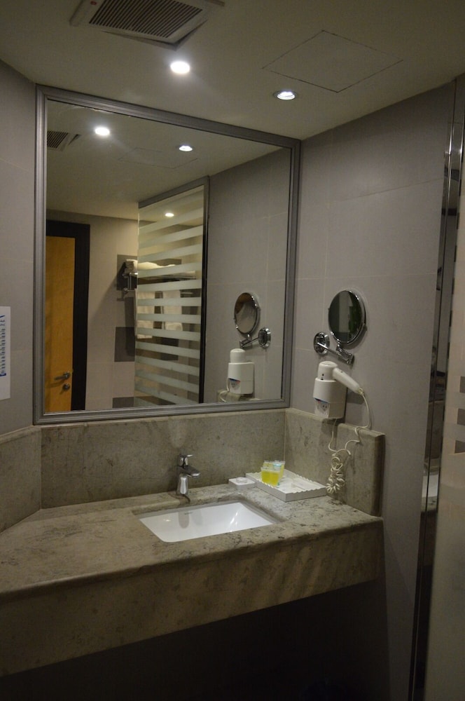 Standard Room, 2 Twin Beds - Photo 6